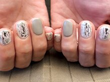 プラハネイル(+HER 美甲)/乳白色×ホイル