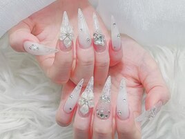 透明感きらめく白銀ロングネイル