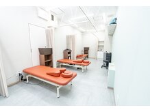パレット整骨院の雰囲気（清潔感溢れる院内でカーテンあり半個室でゆっくり施術頂けます！）