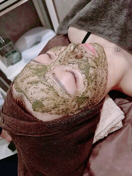 ユニ(uni.)の写真/【ハーブピーリングで毛穴の黒ずみやざらつきを改善】赤みなどのダウンタイムもなく、保湿効果も◎