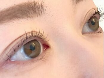 サロン ド マーコ(Salon de Maako)の写真/【大人ナチュラルを追求】派手すぎないのに惹きつけられる♪似合わせ重視のラッシュリフトで上品な目元へ