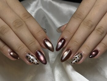 アール(R)/ボルドヒョウ柄ネイル