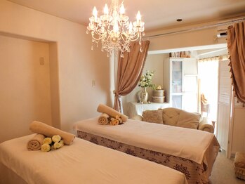 メアリーズ ボーテ 目黒店/白とゴールドを基調としたお部屋