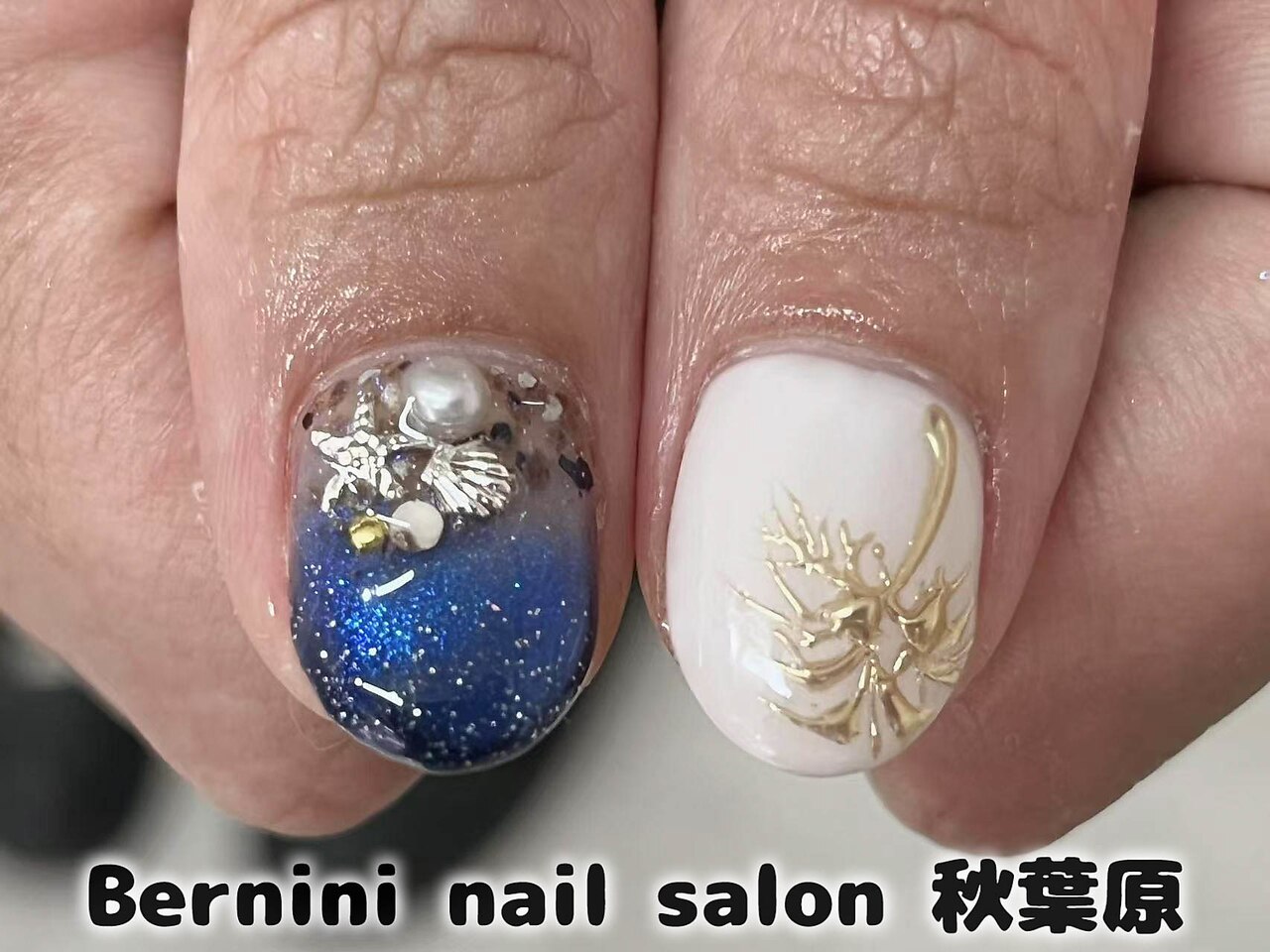 2025年-2026年冬トレンド】ネイビー ハート ハンドのネイルデザイン集