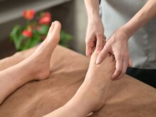 目元 口元のたるみ 眉間シワ改善専門サロン/施術5/足元の施術でまず小顔に