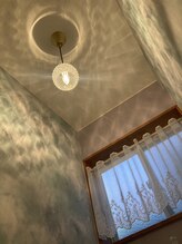 木の葉/トイレはサロン内とは違う雰囲気