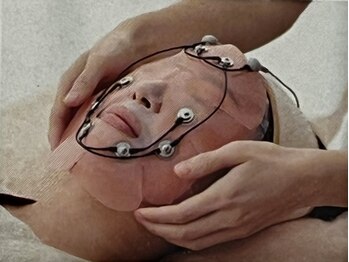 パンパラソル(Pin Parasol)の写真/小顔も美肌も同時に叶う♪速効性と持続力が自慢◎気になるフェイスライン・左右差・たるみに徹底ケア！