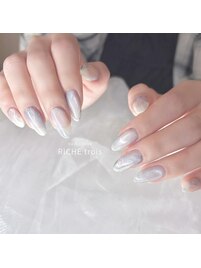透明感あふれるニュアンスネイル