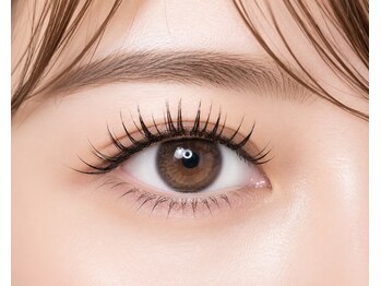 ラシーズ 難波店(La SHE's)の写真/≪何度でも同価格≫驚きの軽さと柔らかさで、ふさふさの印象的な目元になれるボリュームラッシュが大人気◎