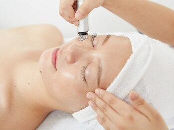 ネイルビューティー アンドエム(Nail Beauty & M)の写真/【毛穴洗浄★ハイドラフェイシャル￥5,500～】蓄積された毛穴汚れも徹底ケア！憧れのつるすべ陶器肌へ◎