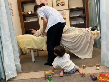 子育てママの整体サロン/施術中のお子様の様子
