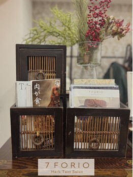 セブンフォリオ(7FORIO)/骨董市で見つけた階段箪笥