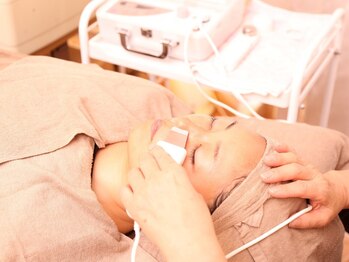 エルハナ(elhana)の写真/【エステ+デコルテ・肩甲骨リンパ流し+コルギ】でむくみ知らずの“キュッと小顔”韓国式極上ケア◆