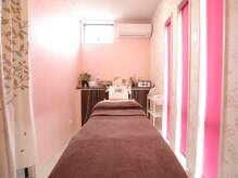 ホームサロン カレン(Home Salon Karen)の雰囲気（外観☆白い建物です。駐車場５台完備）