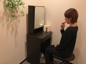 北海道美容整体サロン one/ドレッサーでお化粧直しも可能☆