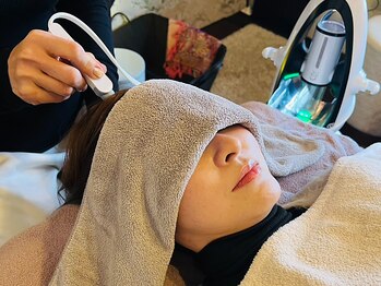 リコッコ(rekokko)の写真/五感を満たす炭酸ヘッドスパで、心とろけるひと時を。水流とリズムが心と頭をゆっくりと解きほぐします◎