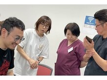 手もみ屋匠 高来町峰店の雰囲気(毎月勉強会に参加して、技術を磨いています)