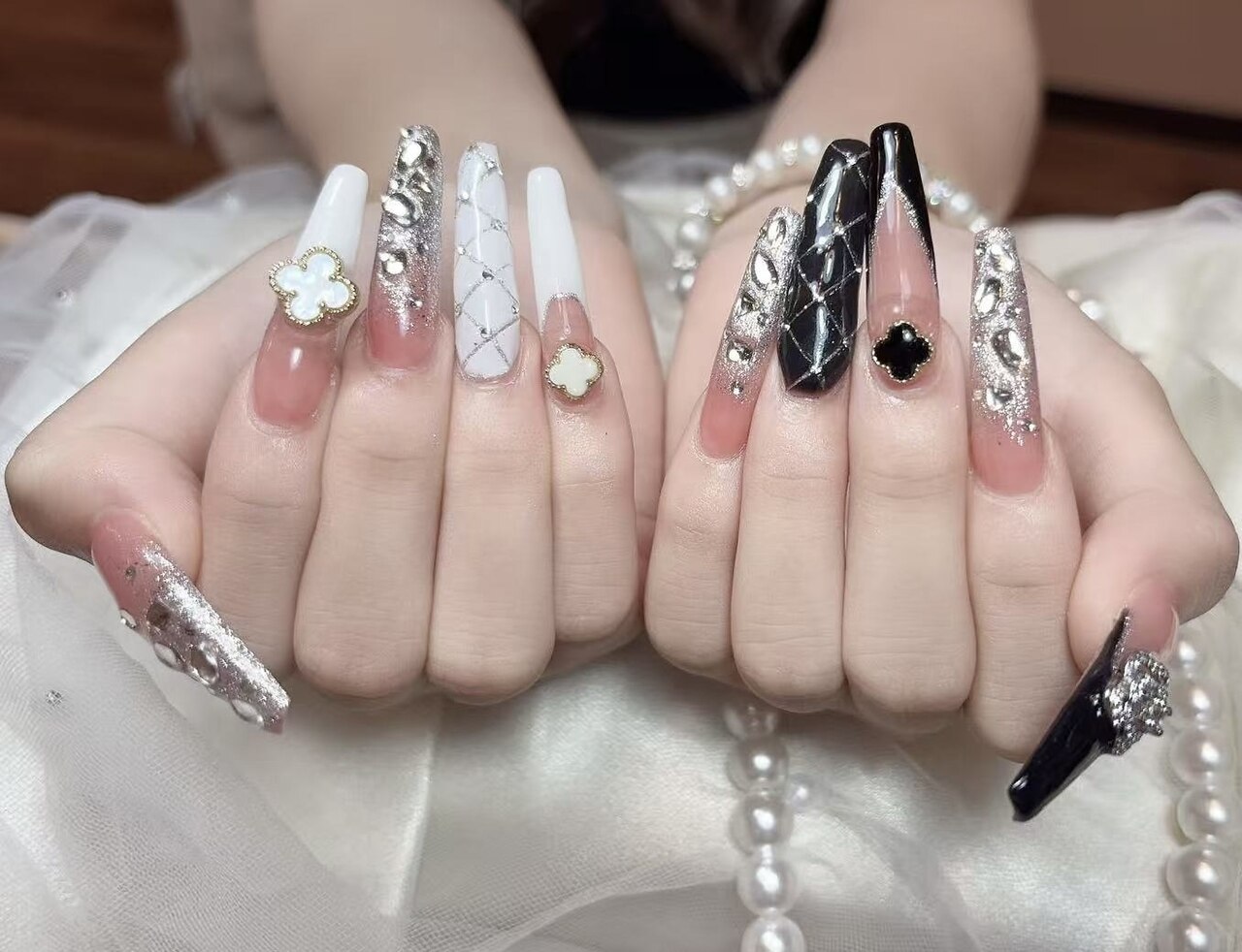 2025年-2026年冬トレンド】ホワイト スーパーロングのネイルデザイン集