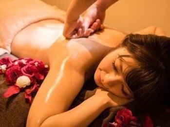 ランベリー 新宿店(Lembellir)の写真/【90分（60分首肩＋30分ホットストーン）¥9200】天然の玄武岩を用いて赤外線で身体を深部まで温めます♪