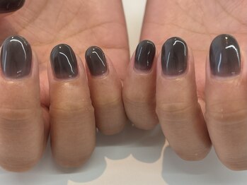 ダークグレー。