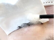 仕上げの前にはアイシャンプーでダメージの原因となるまつげパーマの有害物質を除去します◎