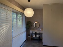 ゼロハチナナアイショップ(087 eye shop)の雰囲気（窓から木漏れ日が差し込む高クオリティな空間で施術いたします！）