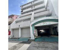 エレガンスコーポクスノセの入口です。ピンクなら建物の横です。