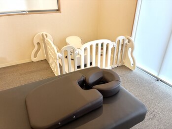 ラポルテ(La'Porte)の写真/お子様と一緒に通える整体◎ ベッド横にキッズスペース・バウンサー完備!産後ケア|慢性痛専門