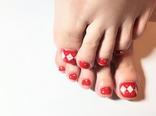 ヨガ アンド リラクゼーション からだの恵み 安城サロン/大人赤チェックフットネイル