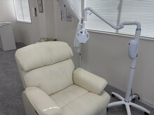 ホワイトニングショップ 高岡店の雰囲気（リラックスできるリクライニングチェア♪）