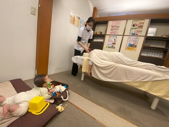 子育てママの整体サロン/施術中のお子様の様子