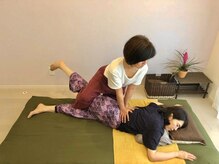 チェンマイ39の雰囲気(上半身と下半身を同時にストレッチして連動性を高めます☆)