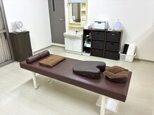 リラクゼーションサロン 和の雰囲気（広々とした空間でリラックス♪ベットにヒーター内臓！）