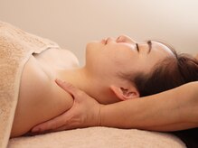 アミュレット(amulette)/首回りを緩めお顔のトーンアップ