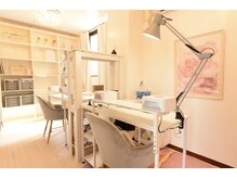 ネイルソル ラグジュ 松山(Nail SOL LUXE)の雰囲気（白とピンクに包まれた、極上のくつろぎ空間。）