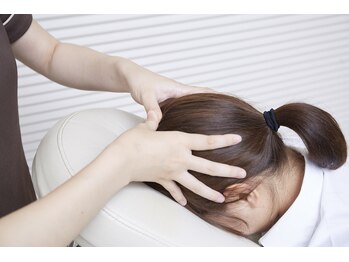 リフレッシュハンズ 神戸三宮店の写真/ヘッドスパで首こりや肩こり、眼精疲労と頭痛をケアして癒しのマッサージを体験☆
