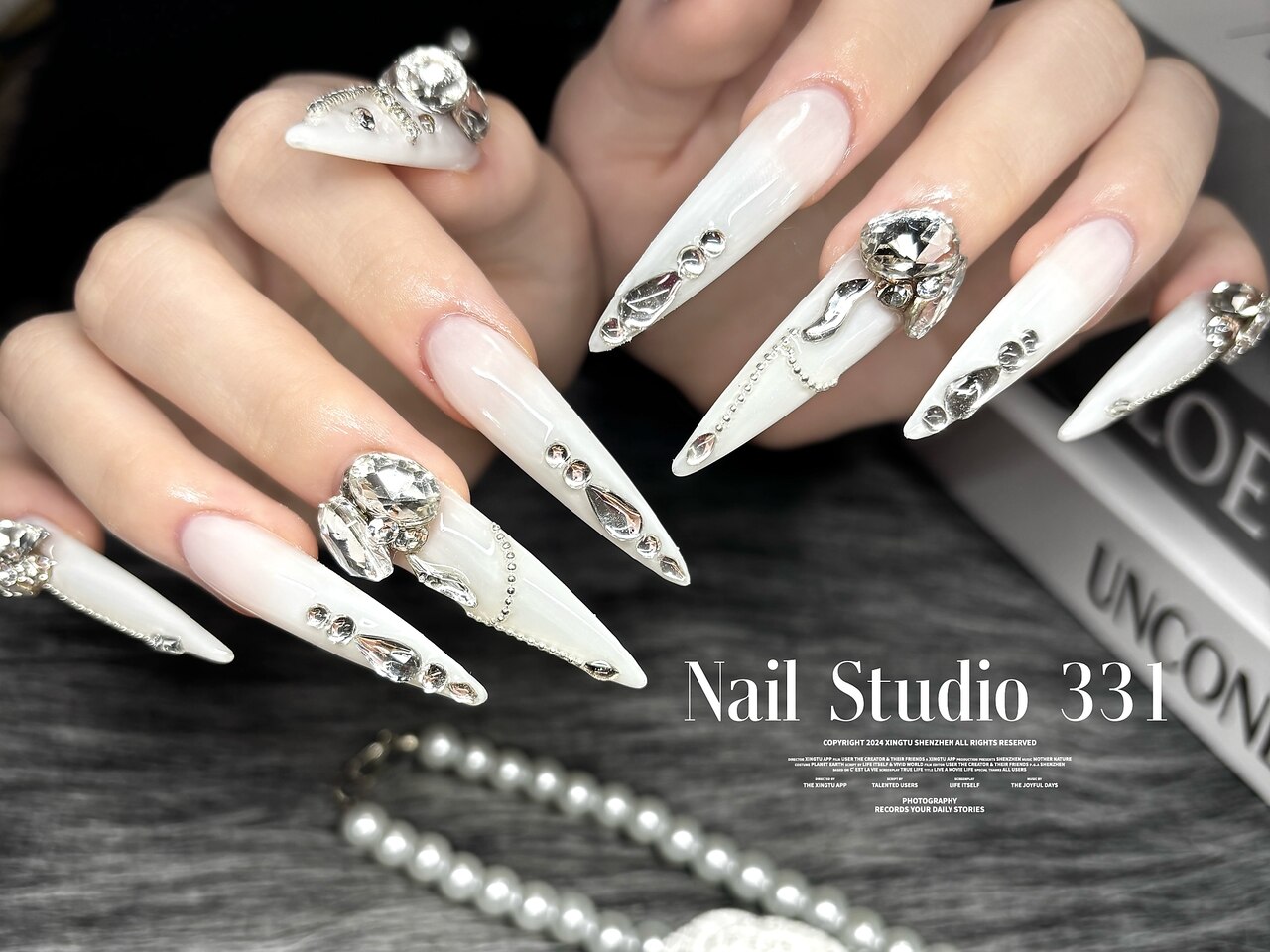 2025年-2026年冬トレンド】ホワイト スーパーロングのネイルデザイン集