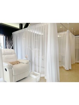 ネイル・アイメニューの同時施術が可能