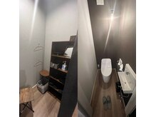ザ ストレッチ 熊本(THE STRETCH)の雰囲気（来客専用のトイレと着替えスペース完備。若干数着替え準備もあり）