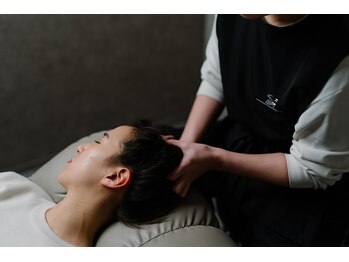 アマランス(AMARANTH)の写真/小顔のカギは”頭”。不調改善も小顔も同時に叶う頭蓋骨矯正ヘッドスパ◎キュッと引き上がる小顔感を実感！