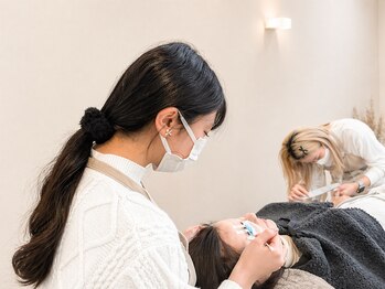 アイラッシュサロン ファスト(Fast)の写真/【ネイル&まつ毛の同時施術OK★】同時施術で時間短縮◎気分で選べるネイル×高技術のマツエク♪