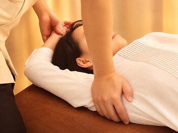 肩こり専門 鍼灸整体サロンSLH 【肩こり/整体/鍼灸/マッサージ】の写真/【無料P有】歴25年『整体×鍼灸』ガチガチの首肩も熟練手技で即ゆるめる！鍼灸でコリの深部までアタック★