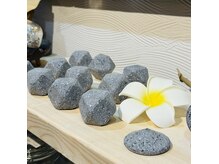 あしつぼタイ古式の店 シン(心)の雰囲気（サクラバストーン【商標登録済み】桜島溶岩石を使用しています）