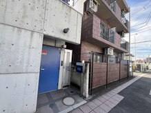 ブリューテ(Bluete)の雰囲気（赤レンガのマンションが当店です！駅チカで帰りにお買い物も◎）