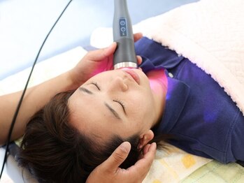 アズール(Azul)の写真/【メディチャーライト導入！】むくみ・たるみケアで小顔効果◎施術後のすっきりしたフェイスラインに感動♪