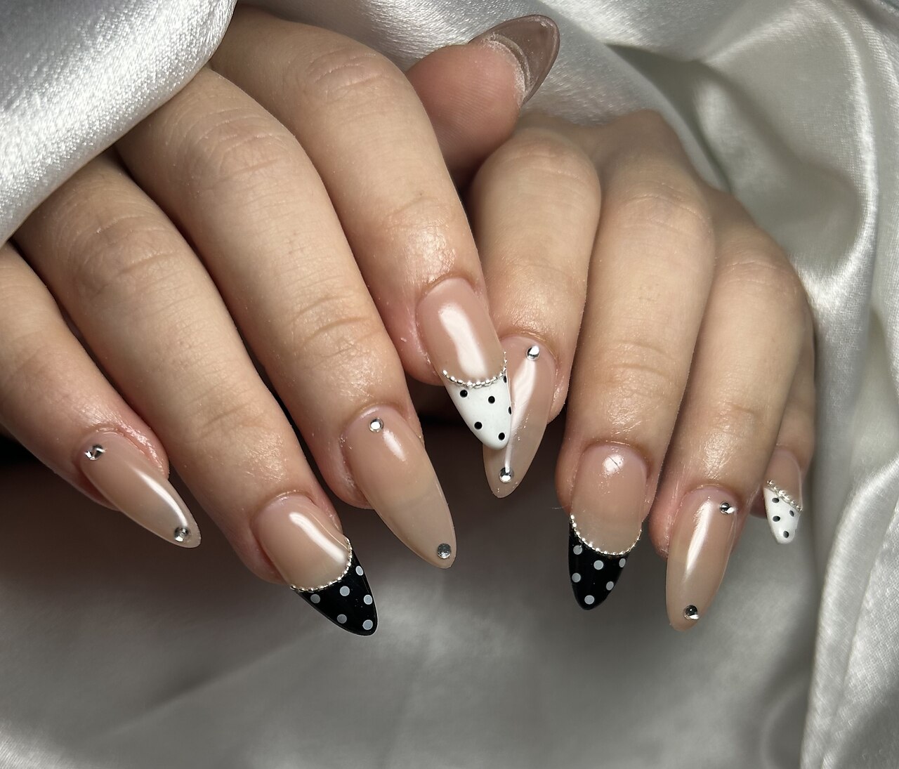 2026年冬トレンド】ドットフレンチのネイルデザイン集｜人気順
