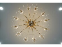 ニコルビューティー 高槻 南平台店(NiKOR beauty)/こだわりのシャンデリア