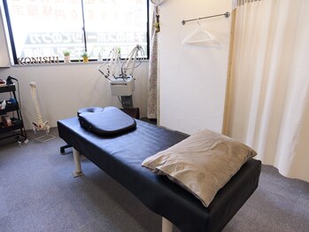枚方駅前こにし整骨院/広く明るい施術ベッドでゆったり