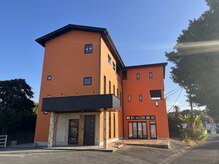 ビーピージェイズ 宇城店(BPJ'S)の雰囲気（改装途中のサロン外観写真。宇城彩館向かいオレンジビルが目印！）