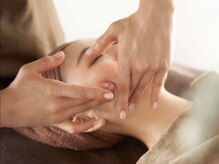 リフトアップ小顔でフェイスラインのもたつきをすっきり◎